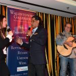 Auftritt Christine Neubauer mit Freund Jose Campos und ihrem gemeinsamen Freund Willi Meyer (Musiker) mit dem Lied "Aprendiendo a Vivir" / Vernissage "Christine Neubauer Hautnah" in der Galerie Walentowski im Hotel Vier Jahreszeiten Kempinski in Mnchen am 20. Februar 2016 / Bitte Fotovermerk: Agentur Schneider-Press/Erwin Schneider